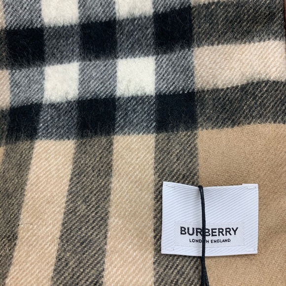 Burberry Quilted Vintage Check Scarf - Picture 5 of 8